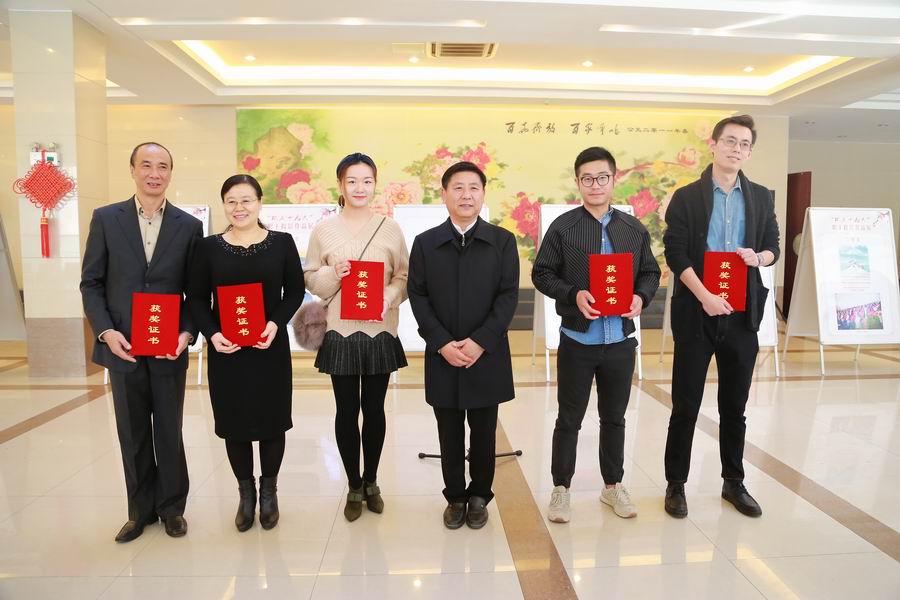 董事长为一等奖颁奖（上传）.jpg