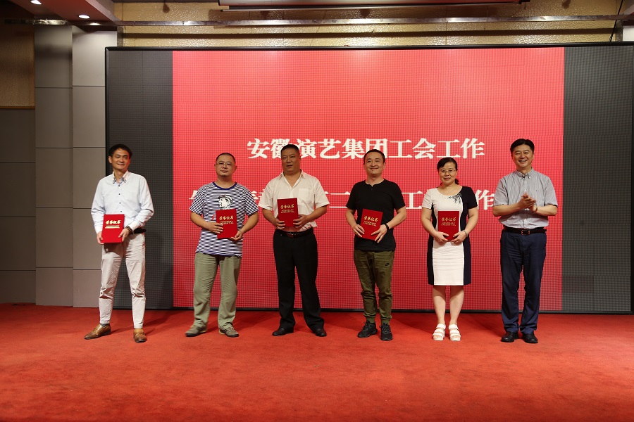6.为一等奖颁奖.jpg